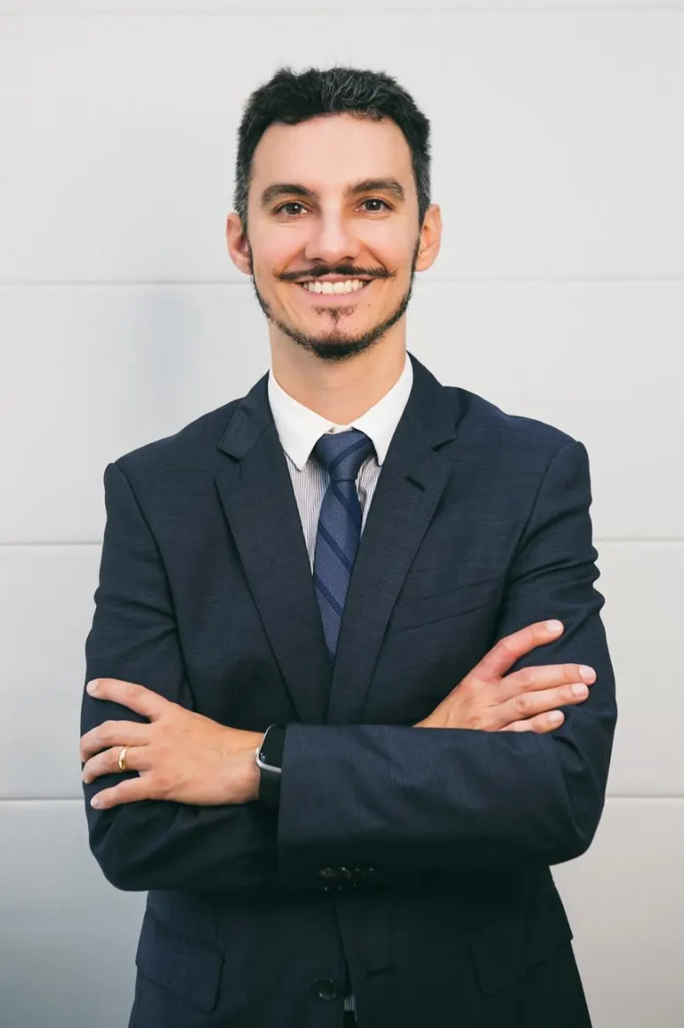 Dr. Diego em retrato profissional — cliente real do Axis